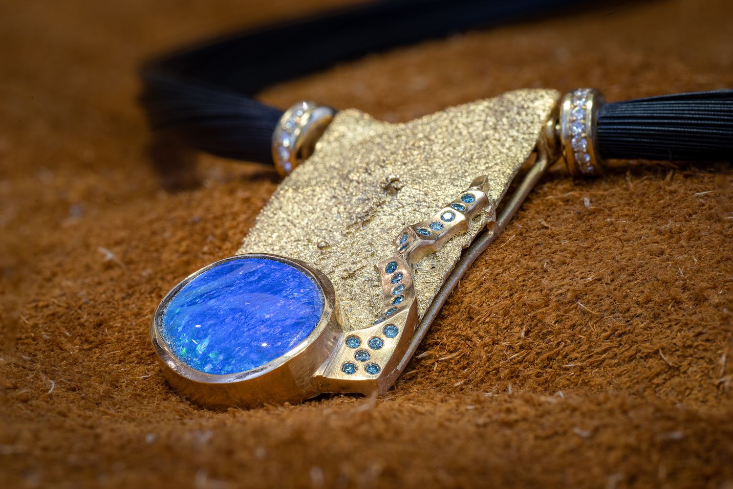 Goldener Anhänger mit blauem Stein und Brillanten